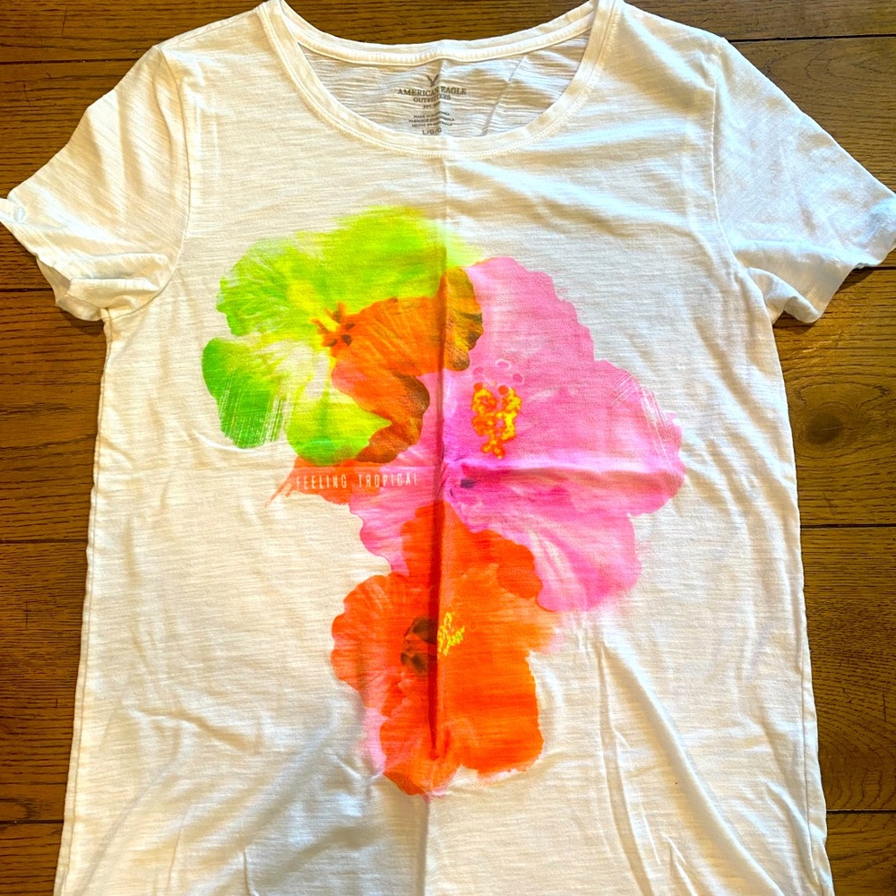 American Eagle Women’s T-shirt Size Large